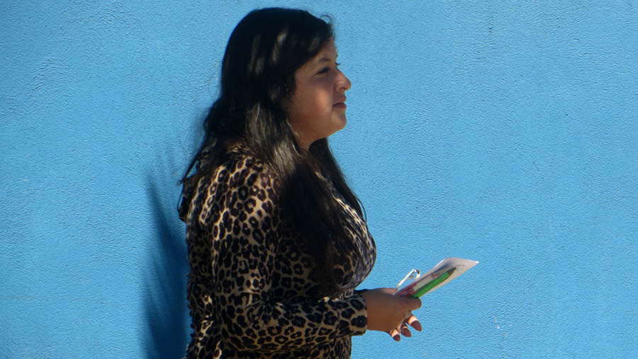 Una joven se retira del Liceo Agustín Ross tras rendir la PSU 2014. Foto: Archivo El Marino.