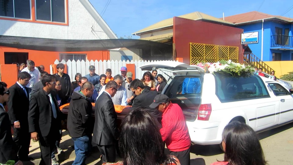 Familiares depositan el ataúd de Carito Jorquera en el carro fúnebre, para emprender su último viaje.