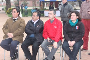 Algunas autoridades asistentes, entre ellas, el alcalde de Pichilemu Roberto Córdova, y el gobernador de Cardenal Caro Julio Ibarra (ambos al centro).