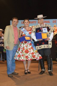 El alcalde Córdova y los ganadores del campeonato.
