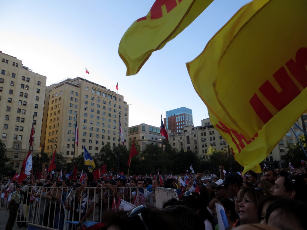 Multitudes de adherentes la recibieron en la Plaza de la Constitución. Muchos señalaron estar felices "de fin del circo de Piñera".  Foto: Diego Grez Cañete.