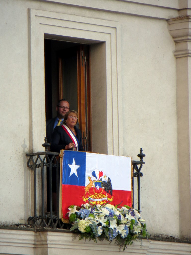 Bachelet pronuncia su discurso inaugural desde un balcón de La Moneda.  Foto: Diego Grez Cañete.