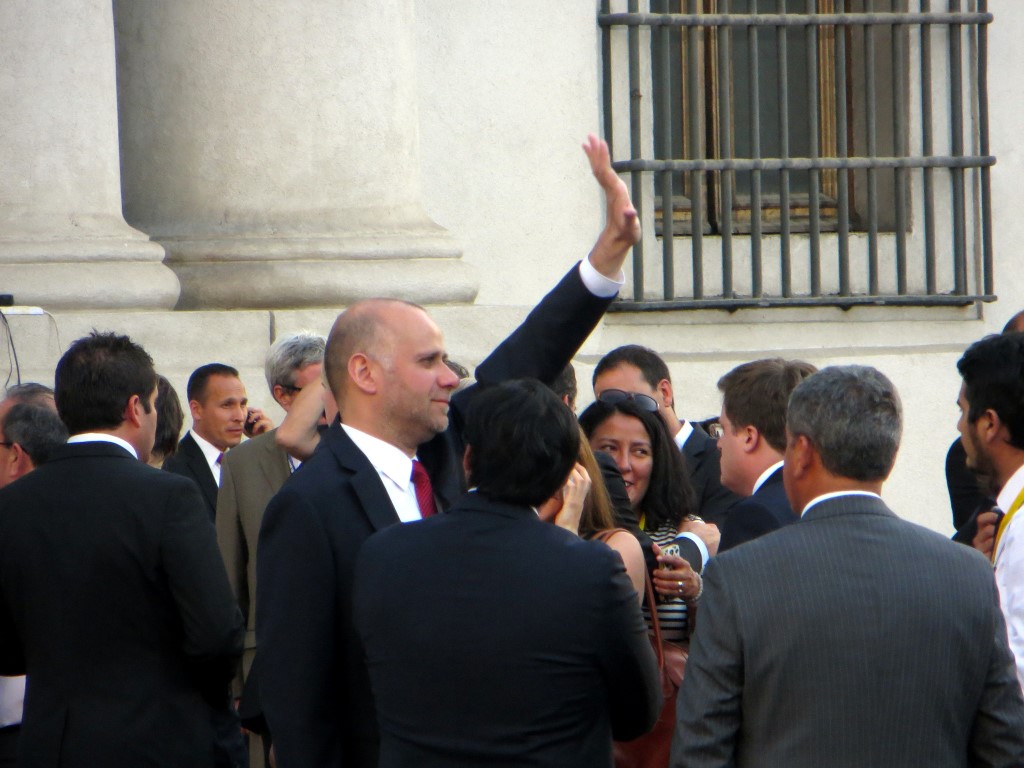 El Ministro SEGEGOB saluda a simpatizantes.  Foto: Diego Grez Cañete.