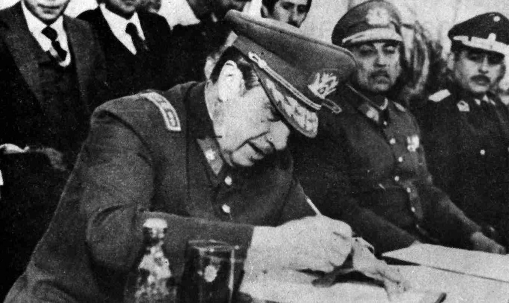 Pinochet firma el decreto que crea la Provincia de Cardenal Caro, en Pichilemu. Foto: El Mercurio.