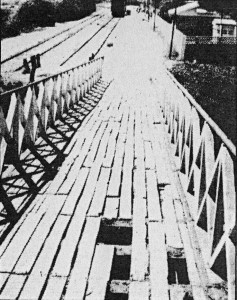El estado del puente peatonal de acceso al recinto ferroviario ahorra cualquier comentario. La foto fue captada por el “PICHILEMU” el 8 de marzo, un día antes que el servicio veraniego de ferrocarriles concluyera en la temporada ’86.