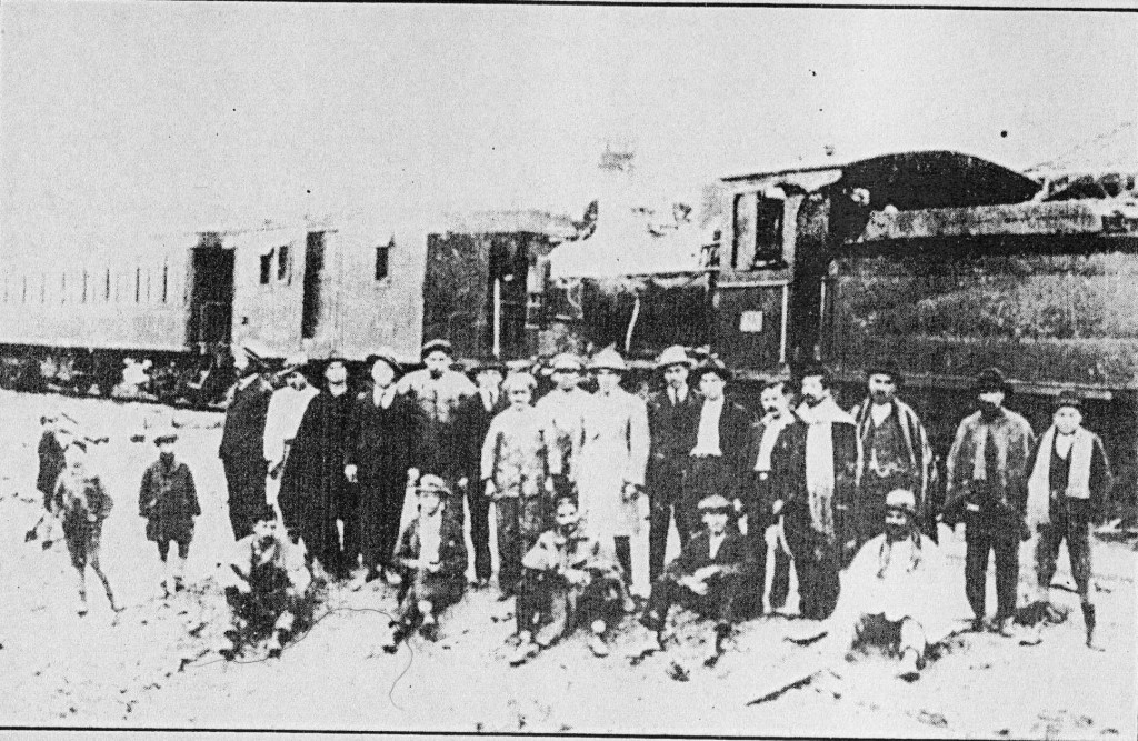 Antigua foto de la época, tomada a los meses después de que se inaugurara definitivamente el servicio de trenes entre San Fernando y el balneario. Aparecen pasajeros y “carrilanos” delante de la vieja locomotora a vapor.
