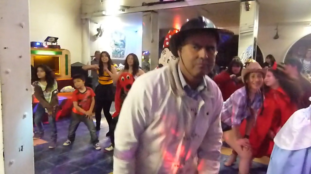 El concejal Mario Morales participando de una recreación del video "Gangnam Style", en 2012.