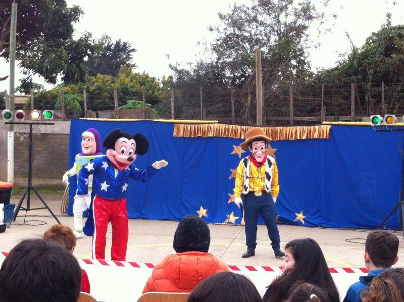 Personajes de Disney, como Buzz Lightyear, Mickey Mouse, y Woody, fueron parte del espectáculo organizado por el municipio local. Fotografía de la función en Cáhuil.