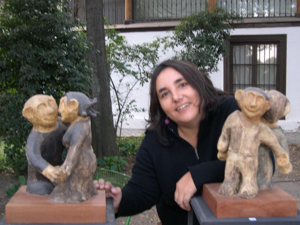 Sandra Massa junto a sus figuras de cerámica.