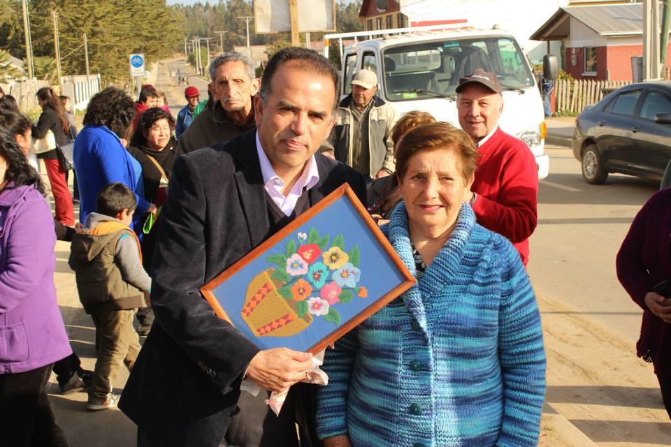 El alcalde Córdova exhibe un presente.