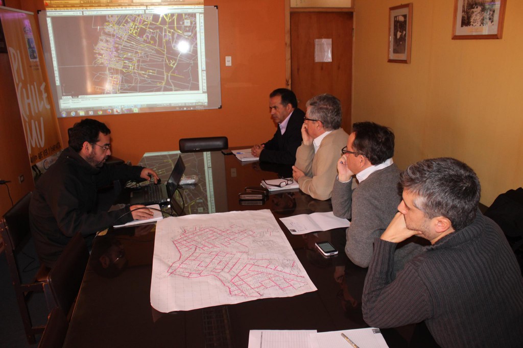 La publicación del municipio fue acompañada por esta fotografía, en la que un grupo de personas junto al alcalde revisan mapas de Pichilemu.