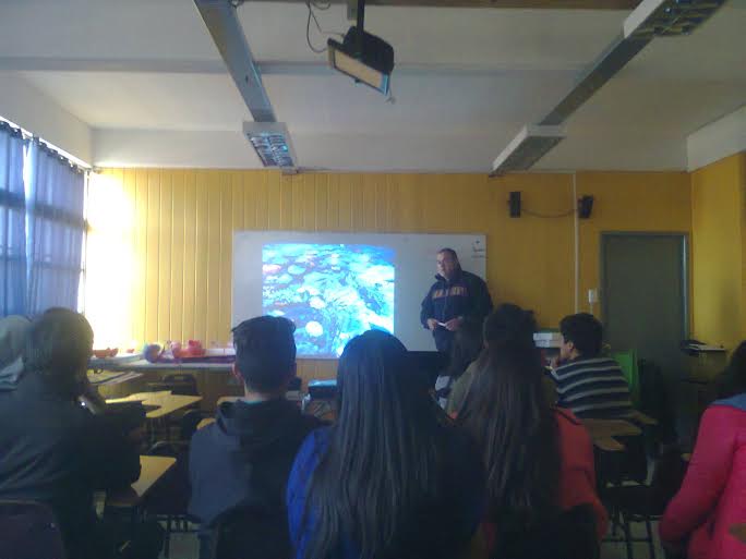 Cadudzzi Salas dicta charla en el Liceo Agustín Ross.