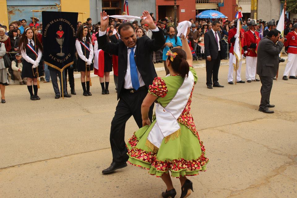 El alcalde Roberto Córdova baila un pie de cueca con la campeona nacional de cueca (funcionarios municipales) Nuris Vargas.