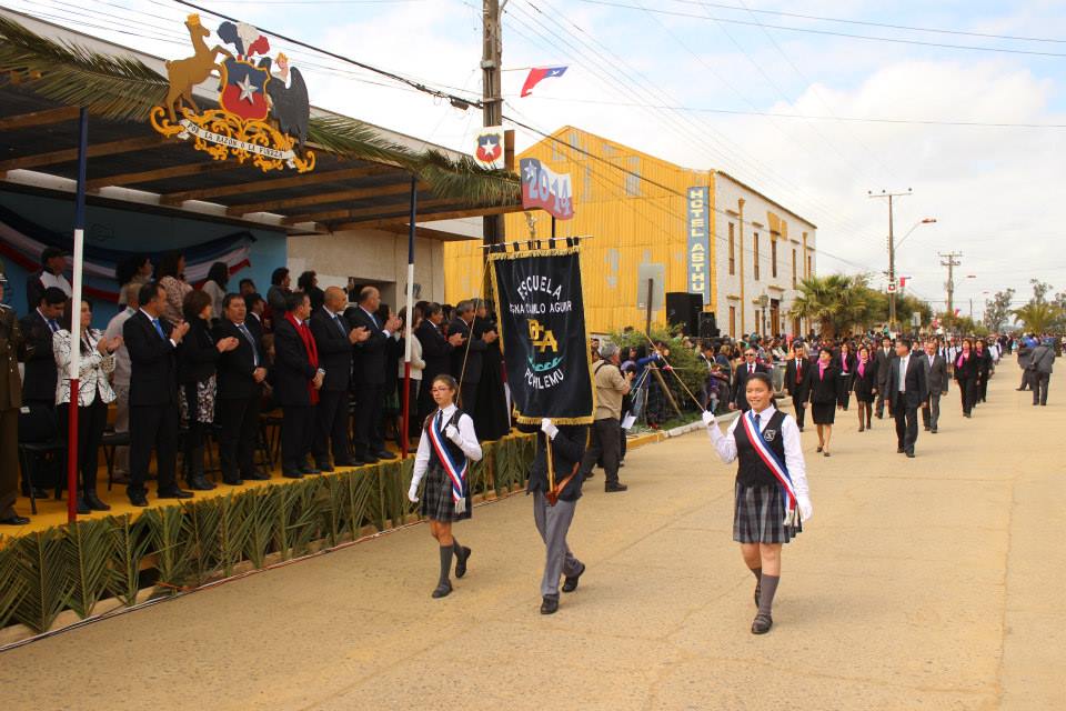 Estudiantes de la Escuela Digna Camilo Aguilar hacen su paso por el desfile.