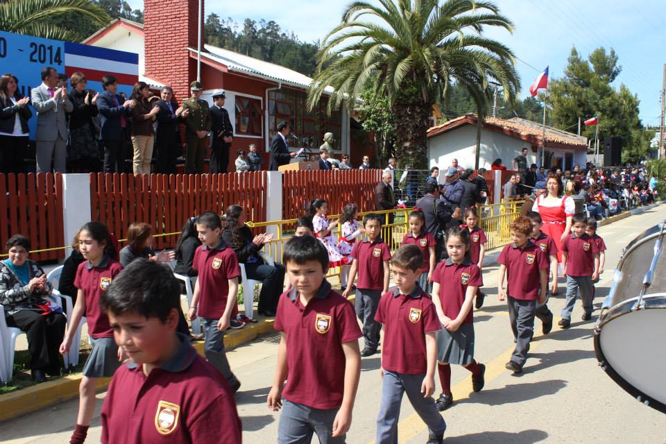 Estudiantes de la Escuela Cáhuil desfilan frente a las autoridades.
