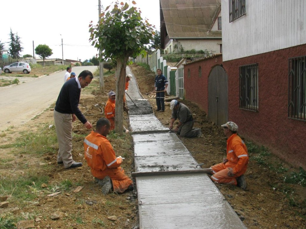 Inspeccionando la instalación de veredas en calle Bernardo O'Higgins, sector El Llano, en 2011.