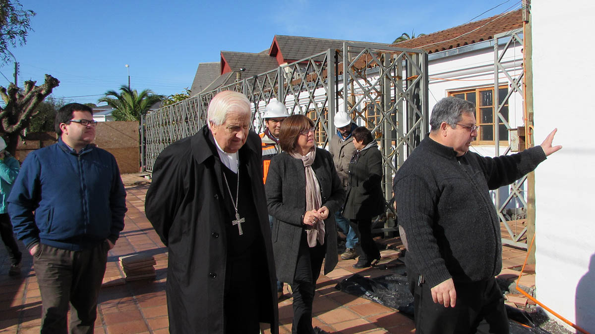 La gobernadora Núñez visita las obras de reconstrucción de la Parroquia de Pichilemu, junto al Obispo de Rancagua Alejandro Goic y el párroco de Pichilemu Pablo Donoso.